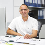 Henri Begoin (Dachdeckermeister und Fachleiter für Dach-, Wand- und Abdichtungstechnik, Firmeninhaber), E-Mail: info@begoin.de